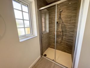 Master En-suite- click for photo gallery
